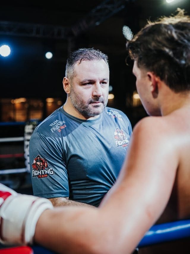 Entraînement des compétiteurs de Team Fighting La Marca sur le ring à Trazegnies
