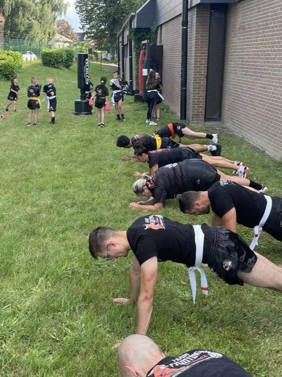 Enfants et adolescents pendant un stage sportif Team Fighting La Marca à Trazegnies