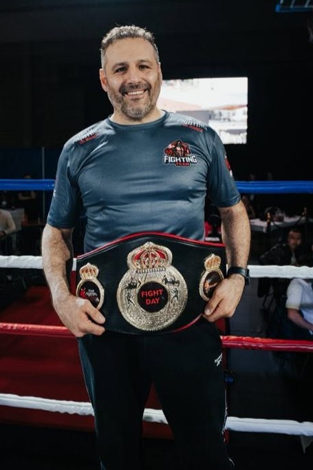 Coach encadrant un cours adulte de sports de combat à Trazegnies