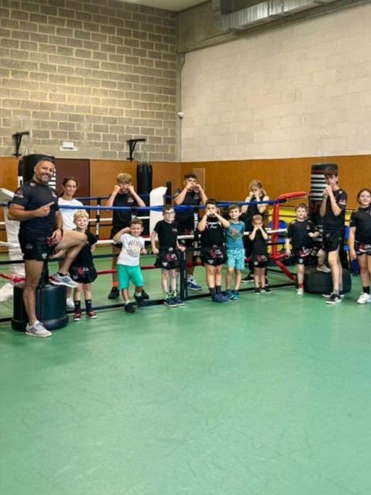 Tenue de sport, baskets, bouteille d'eau et essuie pour une première séance de boxe à Trazegnies