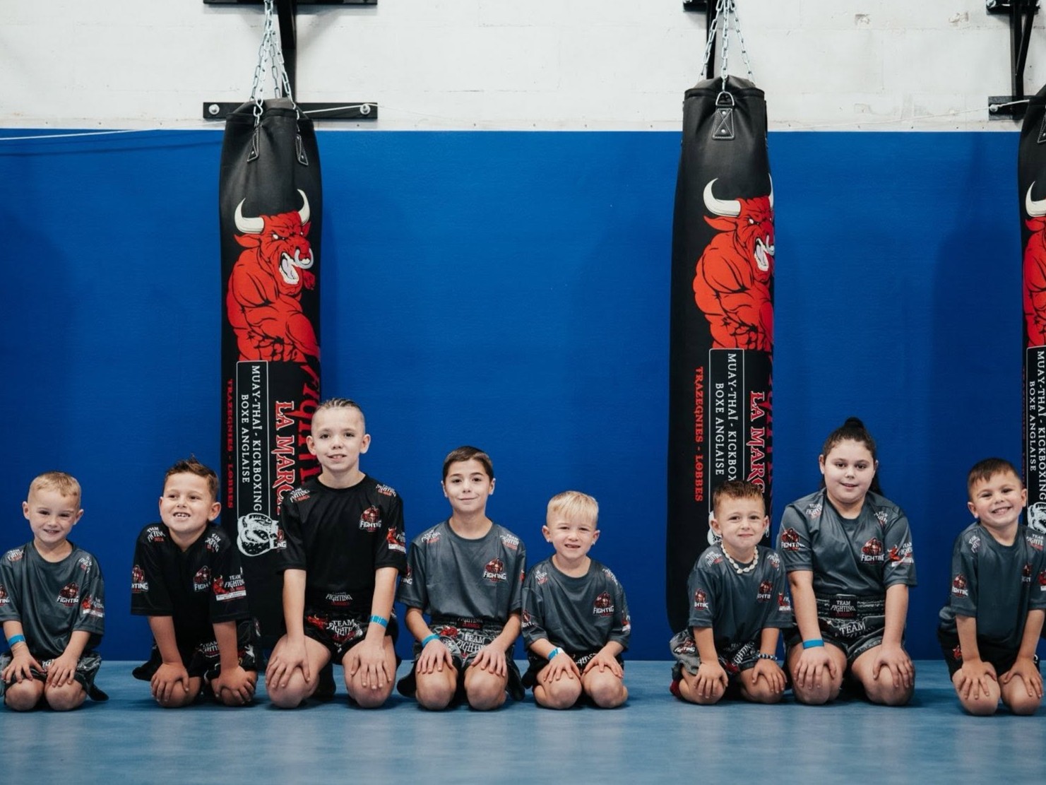 Cours de kickboxing pour jeunes de 8 à 12 ans en salle de gymnastique à Trazegnies