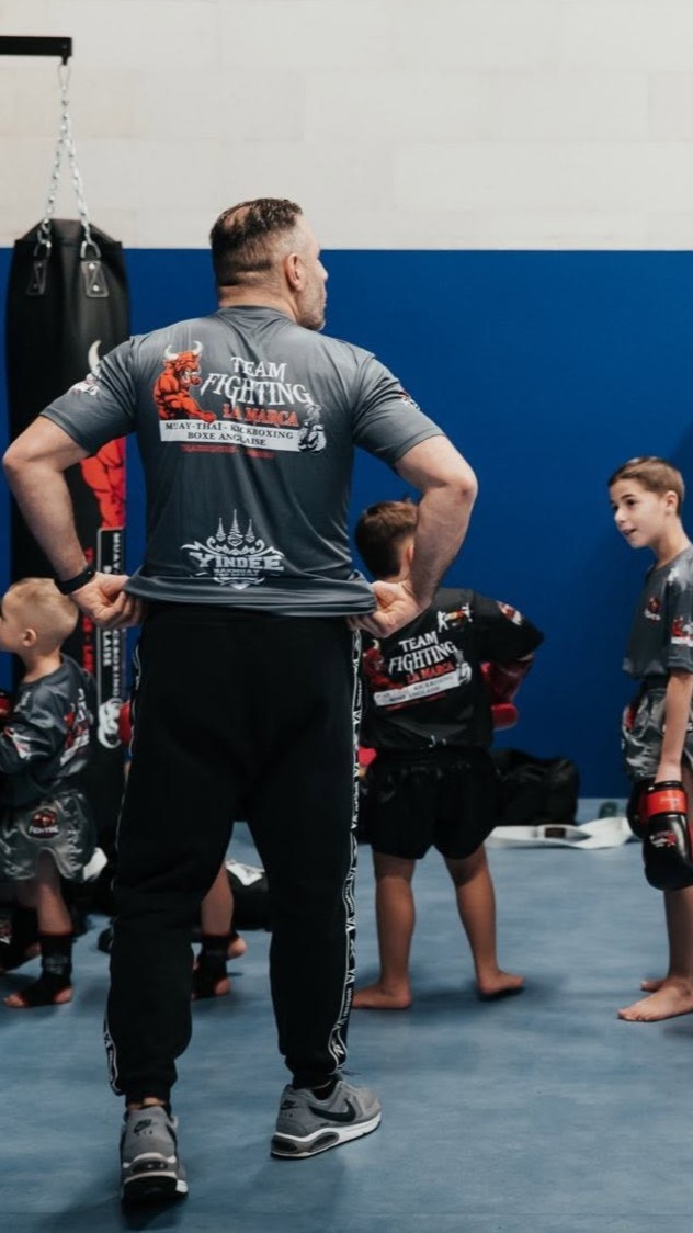 Salvatore La Marca encadrant un cours de boxe éducative pour enfants à Trazegnies