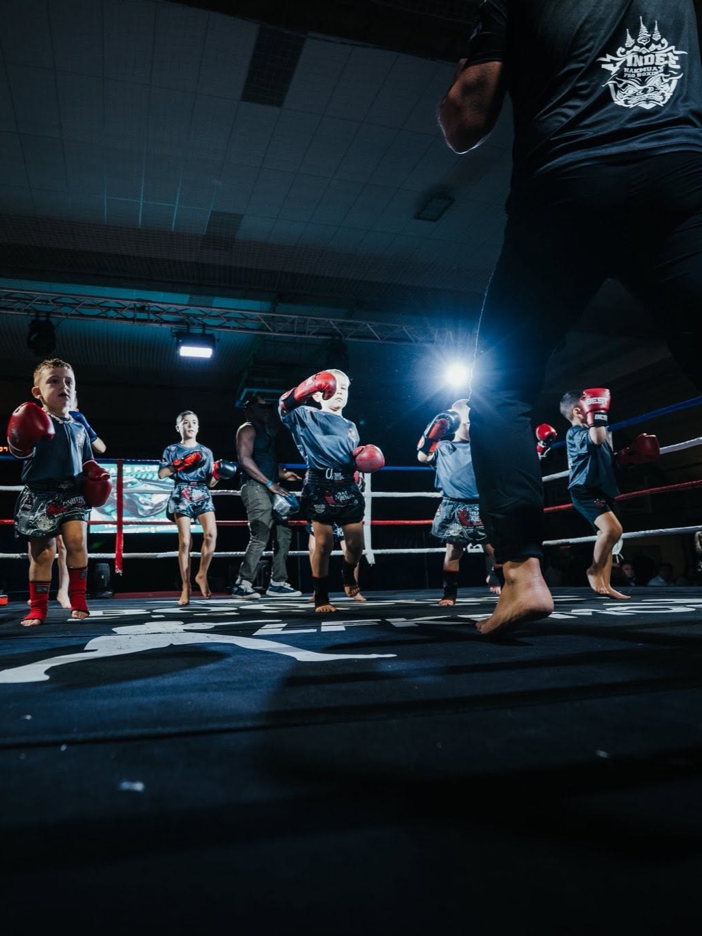 Enfants de 4 à 7 ans lors d'un exercice ludique de coordination en boxe éducative à Trazegnies