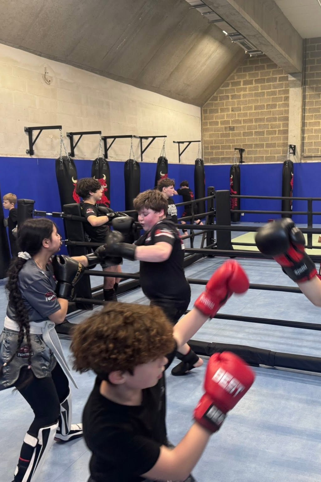 Salvatore La Marca encadrant un cours de boxe éducative pour jeunes à Trazegnies