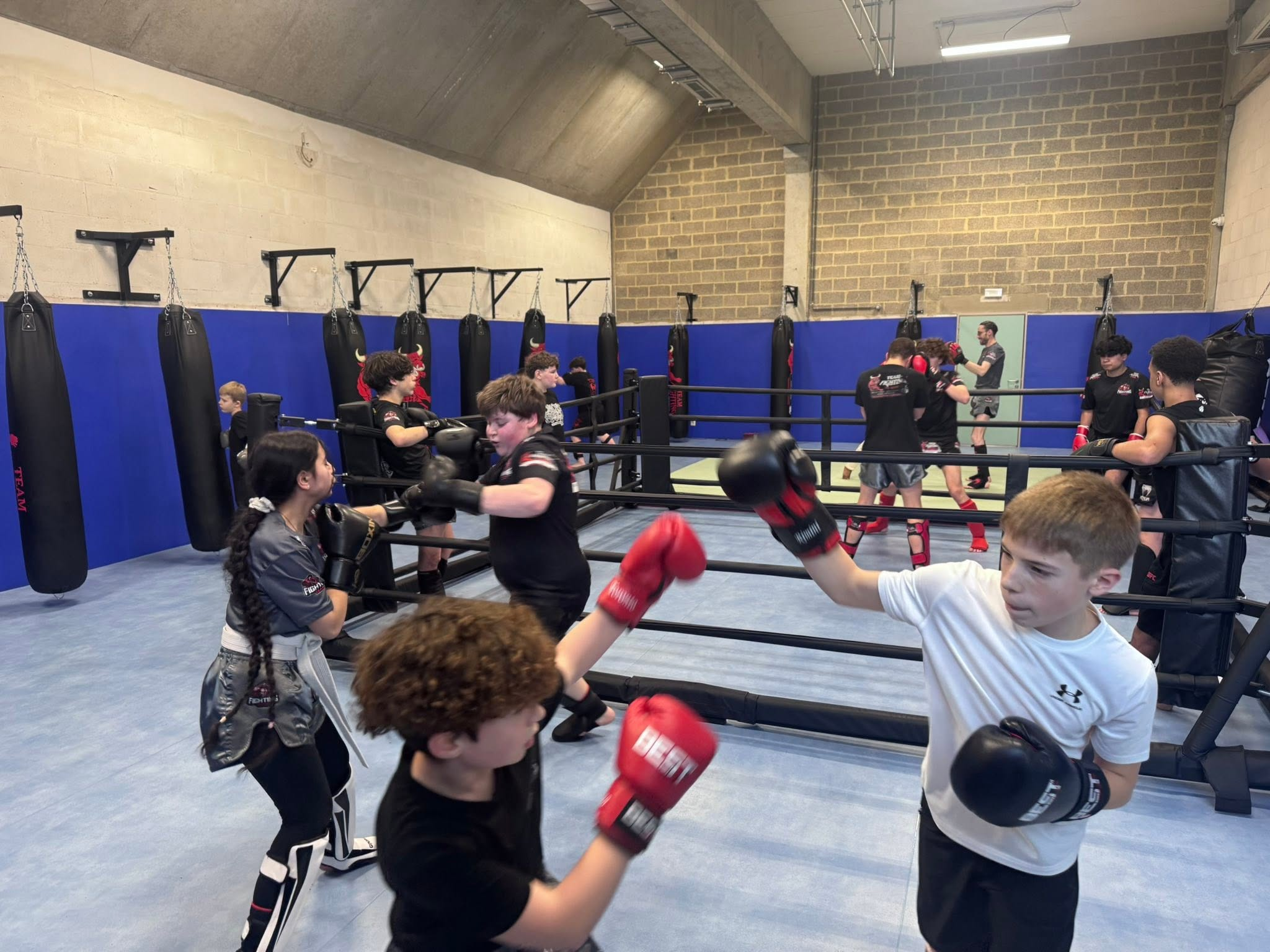 Groupe de jeunes pendant un stage sportif à Trazegnies