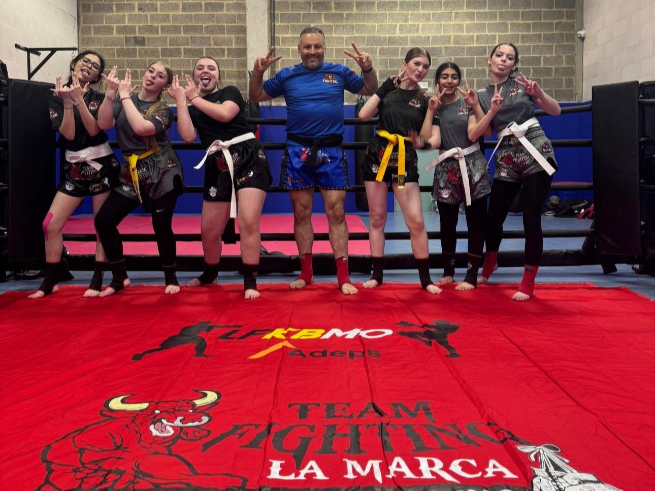 Cours de kickboxing pour adolescents de 13 à 17 ans en salle de boxe à Trazegnies